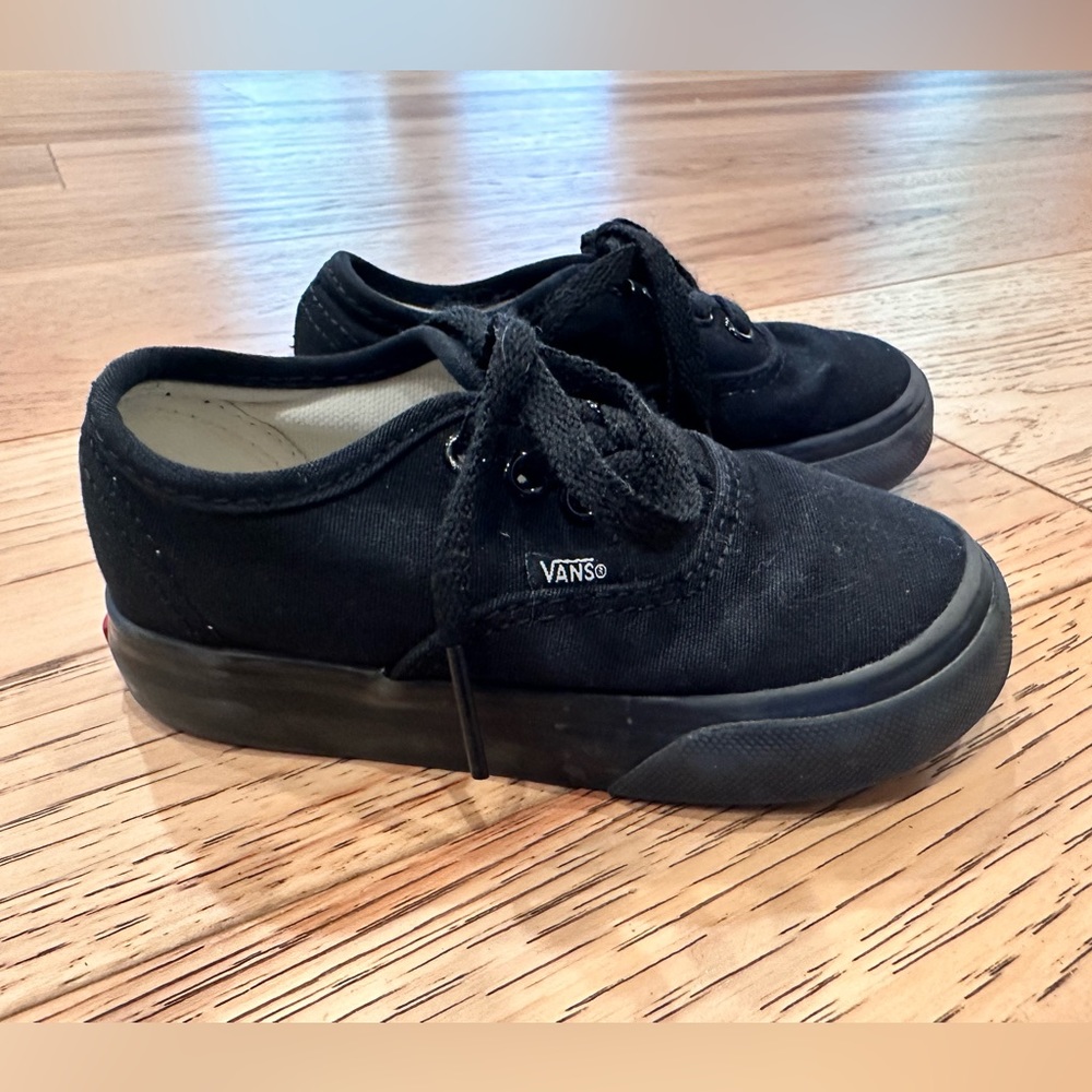 VANS•toddlers- 6.5c• BLACK ON BLACK• ties• like new condition•UNISEX